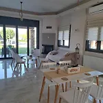 Holiday home Golden Eagle House Dendrochorion